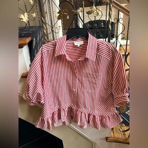 ENTRO  Cute Button front collared short sleeve top.Ruffle bottom . Size S EUC